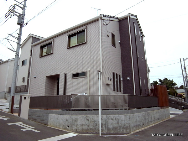 緩やかな坂の角地の外構 大和市