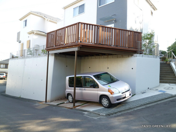 駐車場の上に空中ウッドデッキ　町田市