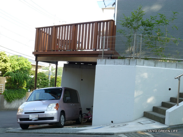 駐車場の上に空中ウッドデッキ　町田市