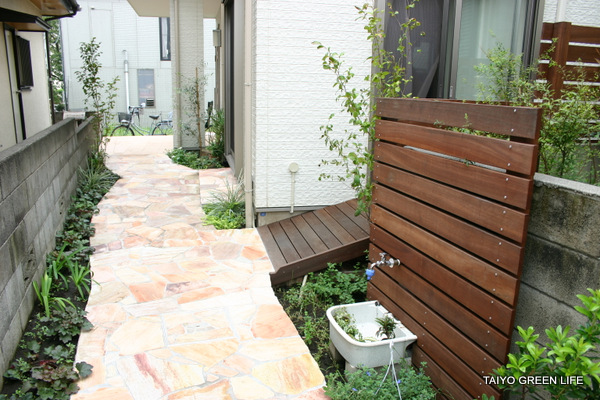 細長い庭をアプローチとウッドデッキに 横浜市 大洋グリーンライフのエクステリア施工例 細長い庭をアプローチとウッドデッキに 横浜市 大洋グリーンライフのエクステリア施工例