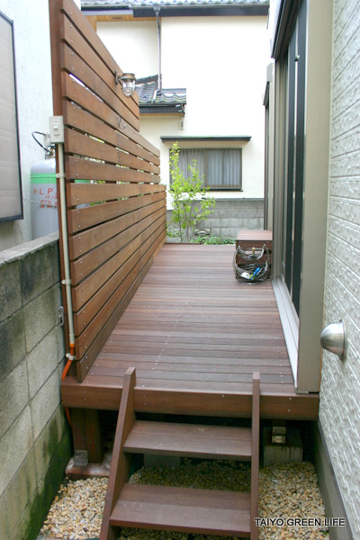 細長い庭をアプローチとウッドデッキに 横浜市 大洋グリーンライフのエクステリア施工例 細長い庭をアプローチとウッドデッキに 横浜市 大洋グリーンライフのエクステリア施工例