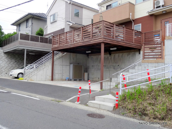 空中に浮かぶウッドデッキ　大和市